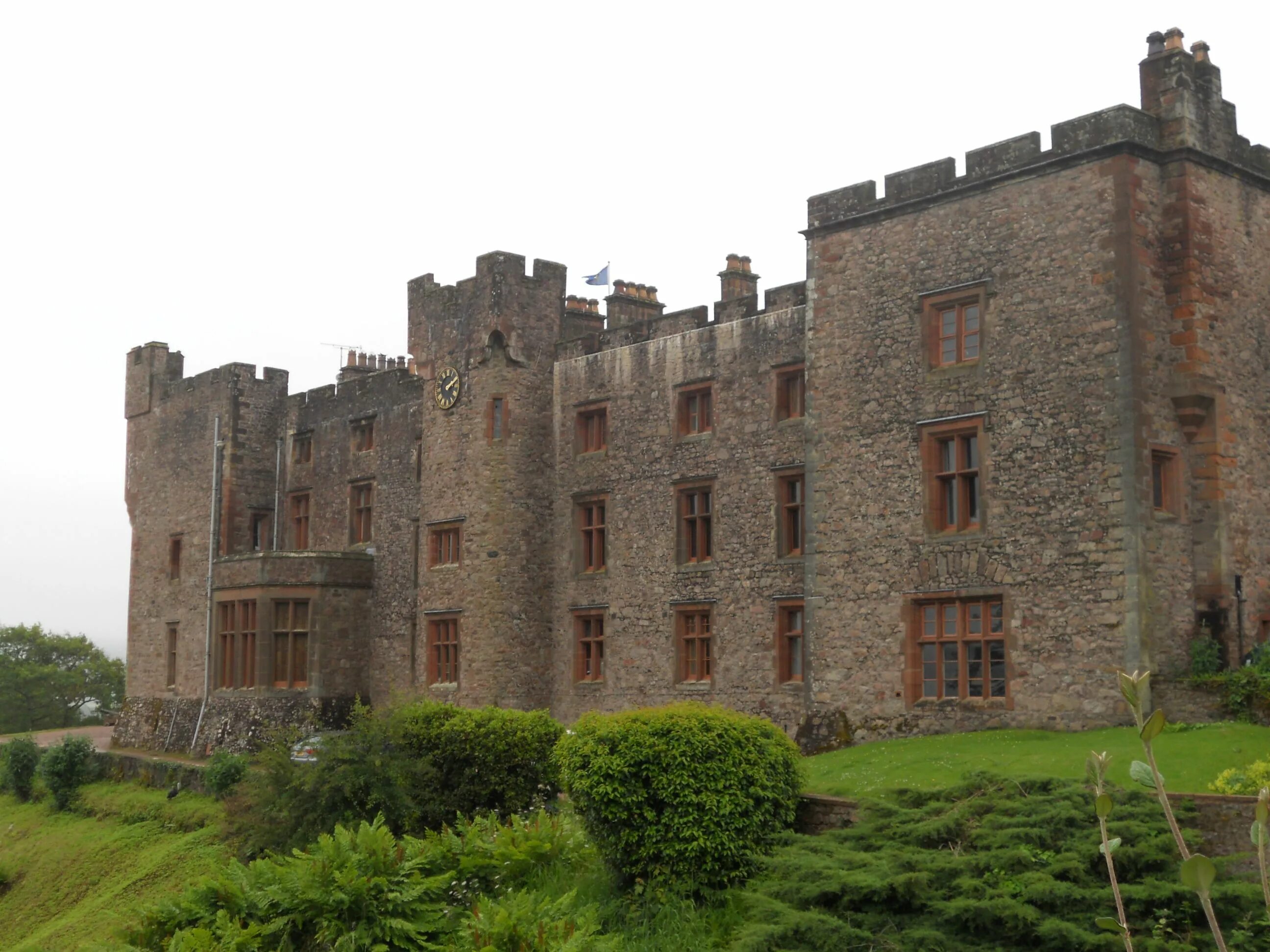 Uk most ru. Muncaster Castle England. Замок Монсальви Франция. Замок Мензис Шотландия. Великобритания. Замок хёрстмонсо.