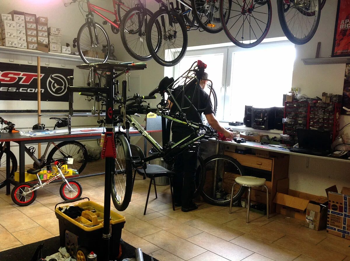 Где ремонтируют велосипеды. Мастерская велосипедов. Велосипед в мастерской. Мастерская по ремонту велосипедов. То велосипеда.