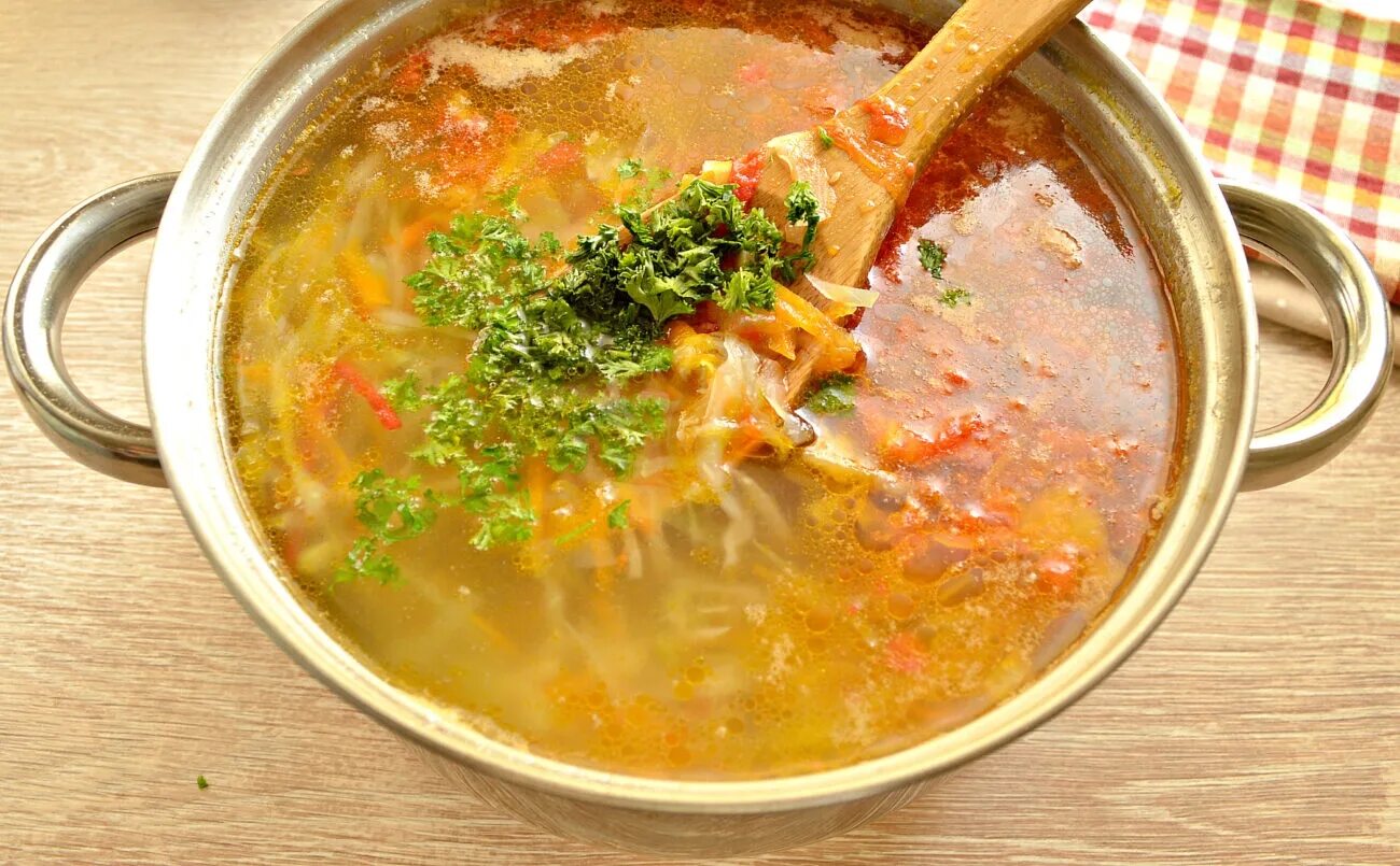 Приготовление свежей капусты с мясом. Столовские щи. щи из квашеной капусты с пшеном. щи с копченостями. щи из квашеной капусты с говядиной.