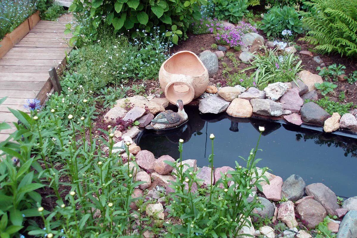 Самодельный пруд. Огородный прудик. Декоративный водоем на участке. Пруд в саду. Мини водоем на даче.