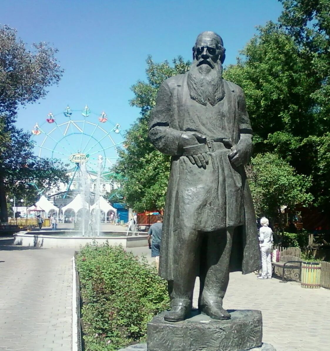 Толстой статуя