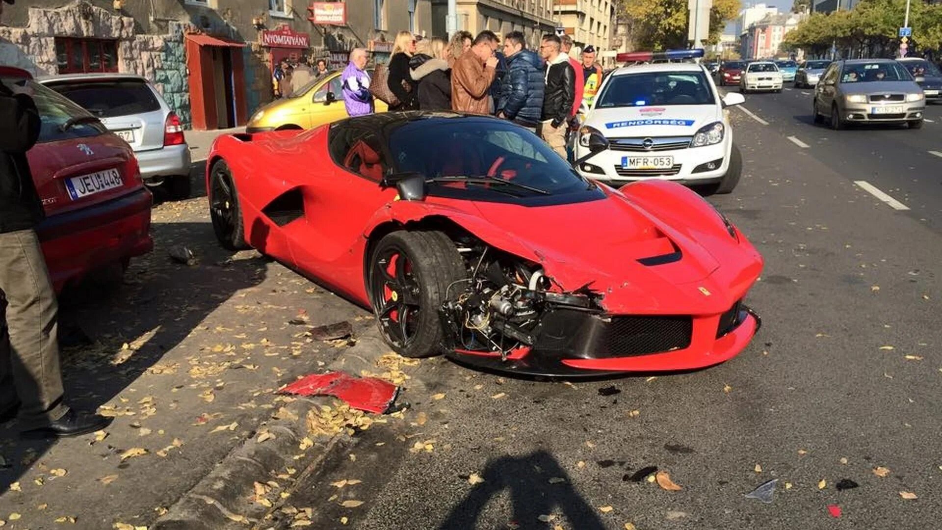 Про разбитые машины. Феррари 360 Модена Разбитая. Ferrari LAFERRARI разбитые.