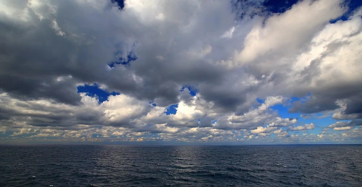 Облака плывут в воде. Тучи плывут. Облака плывут. Облачное море территория. Долгие белые тучи плывут.