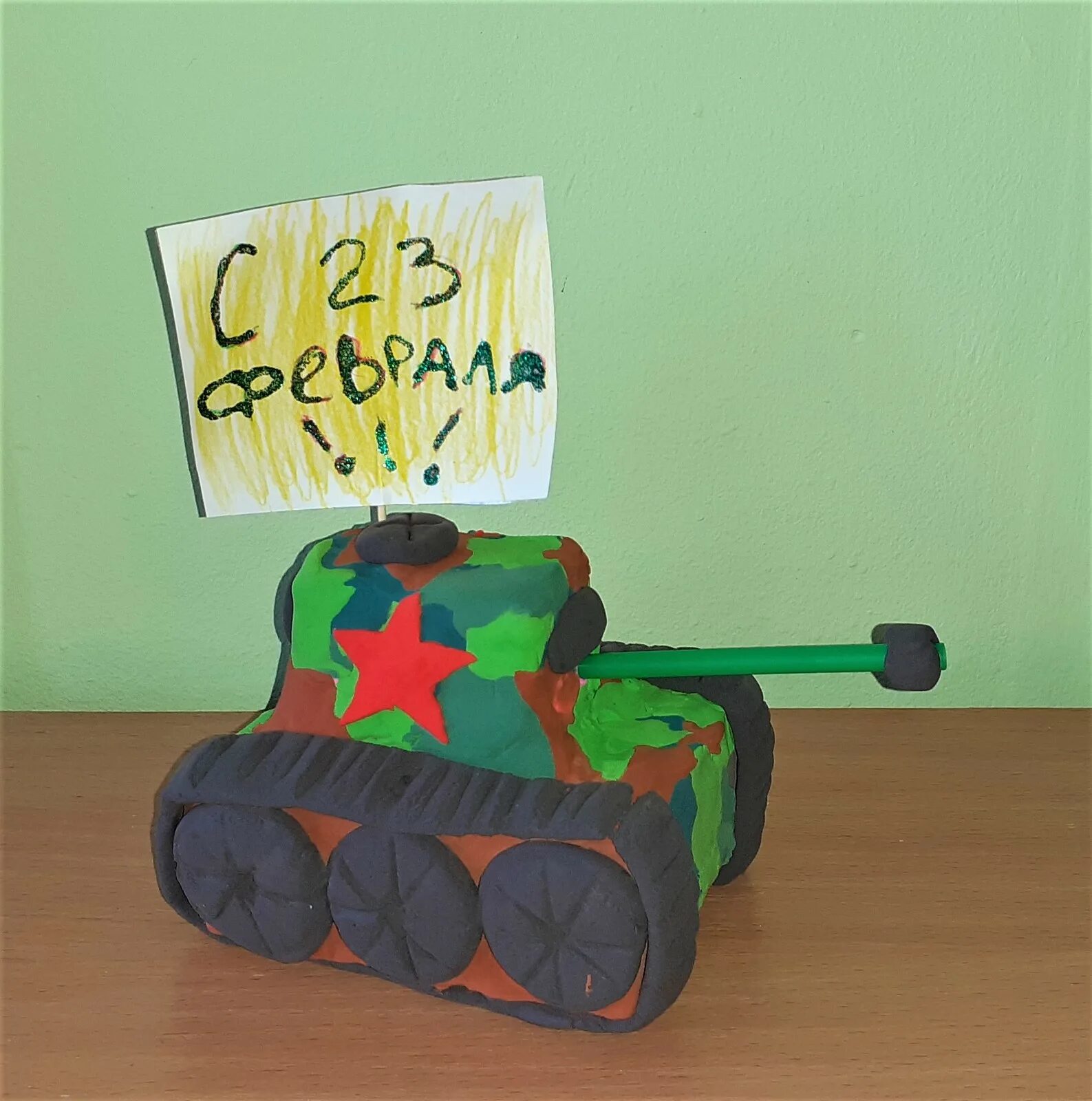 Поделка наша армия. Фигурки из фольги для детей. Поделка про армию. Поделка танк в детский сад. Поделки из мусора.