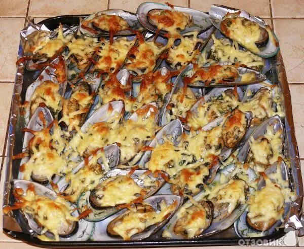 мидии запеченные с сыром. мидии с сыром в духовке и чесноком. запечённые мидии в ракушках с сыром. мидии киви запеченные под сыром. мидии в духовке с сыром.