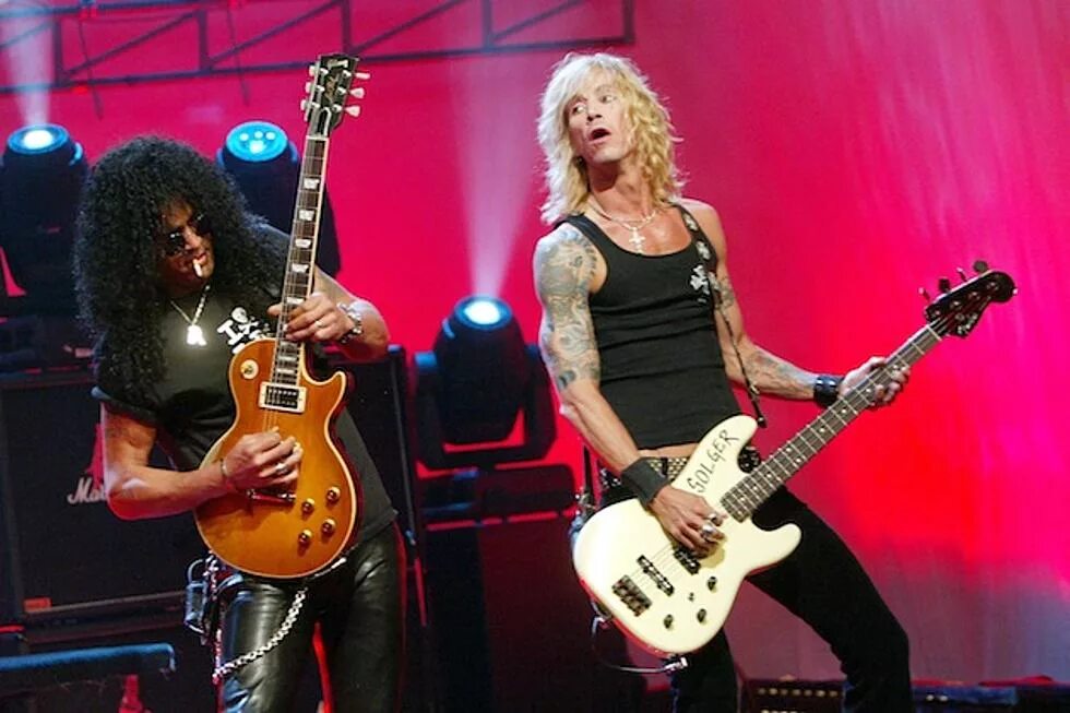 Rose bass. Дафф Маккаган. Duff MCKAGAN and Slash. Guns n Roses басист. Дафф Маккаган и слэш.