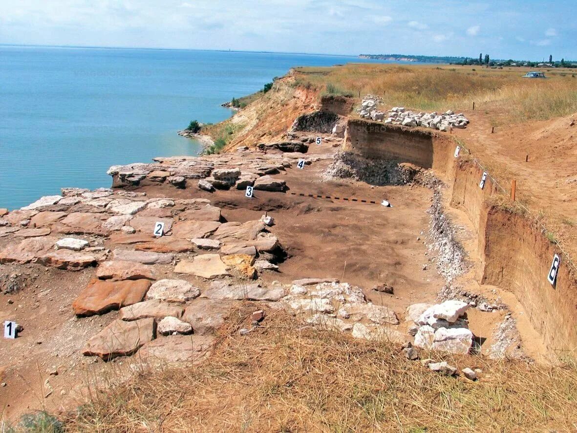 Цимлянское водохранилище Саркел. Крепость Саркел раскопки. Крепость Саркел Ростовская область. Цимлянское водохранилище крепость Саркел. Берег находки