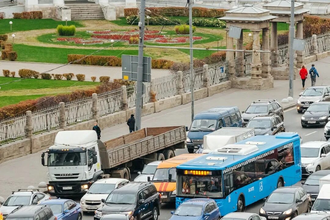 Пробки с учетом времени. Автобус в пробке. Транспортные пробки. Пробки в городе. Маршрутка пробки.