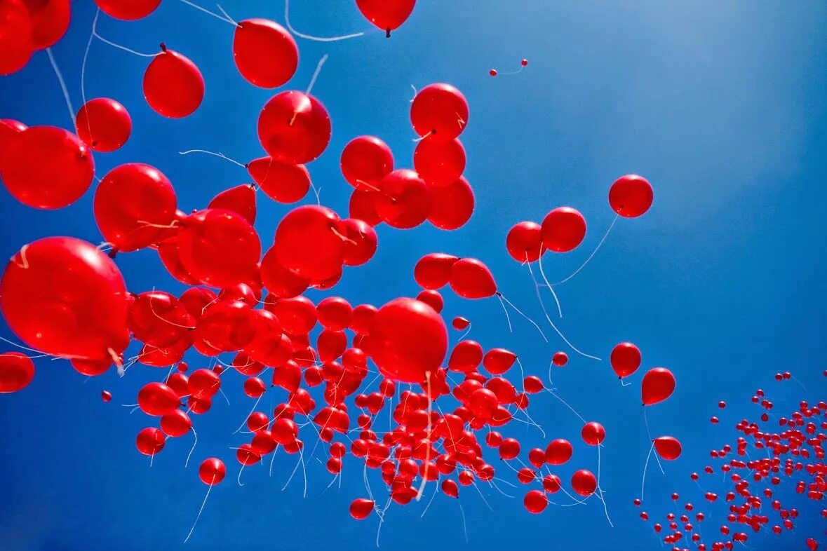Шарики воздушные ветерку. Шарики в небе. Воздушные шары в небе. Красные шары. Красные шары в небе.