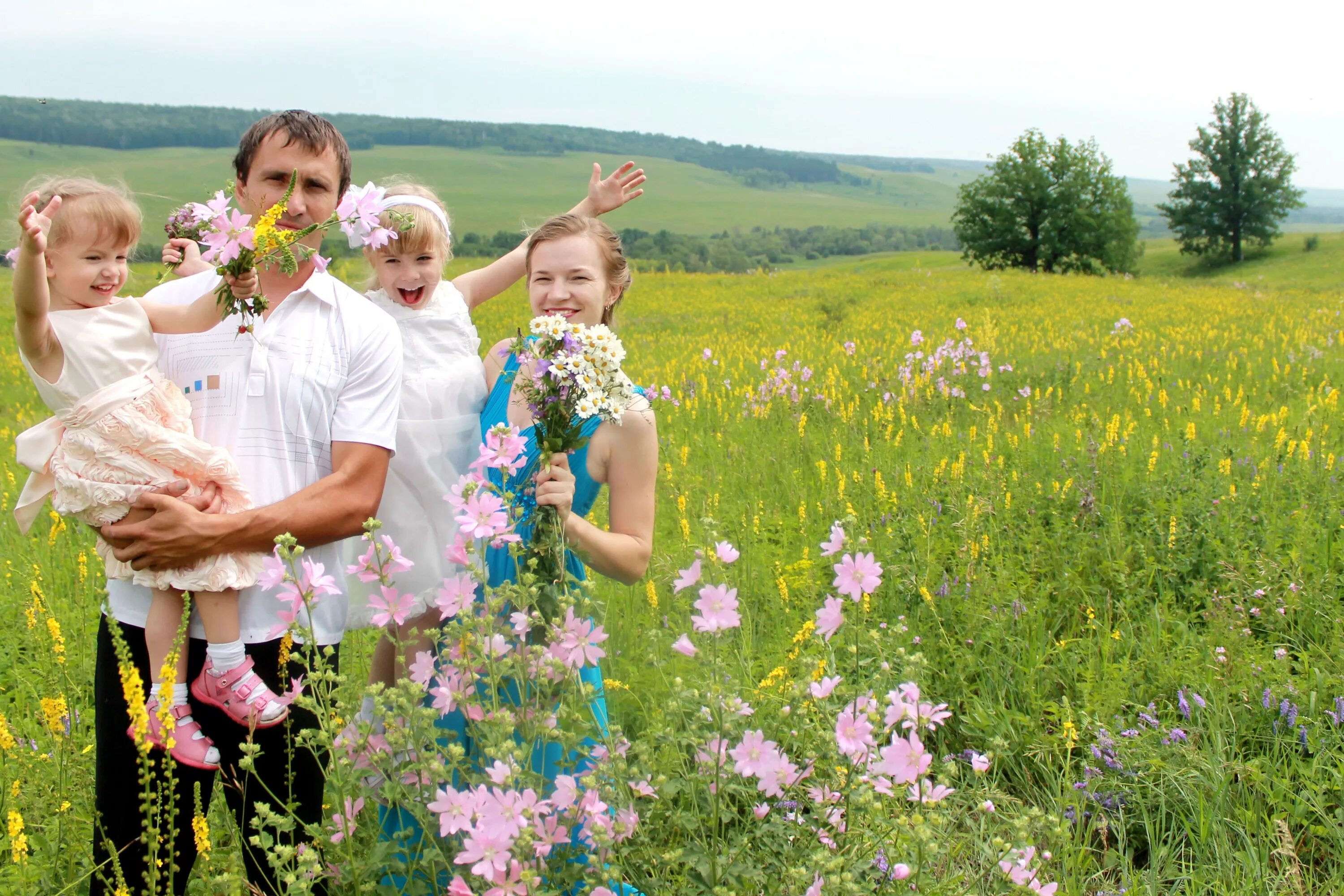 Любовь к родине слушать. Ромашка семья. Российская семья на природе. Фотосессия в поле с цветами семейная. Семья на природе в ромашках.