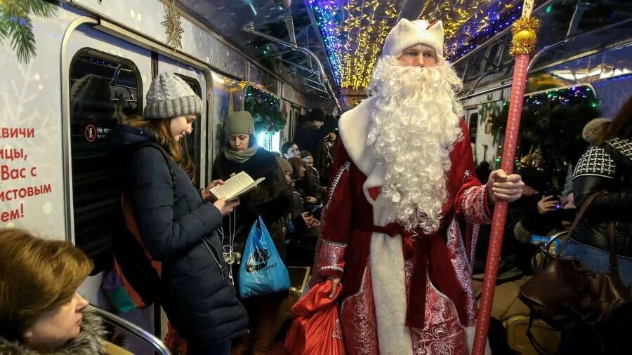 подарки деда мороза. деды морозы в метро москвы рязанский проспект. деды морозы в метро москвы рязанский проспект. деды морозы в метро москвы рязанский проспект. дед морозы в метро москва 30.