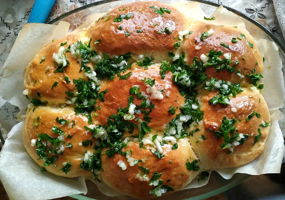 Чесночные пампушки Спар. Пампушки молдавские. Булочки к борщу. Пампушки с чесноком.