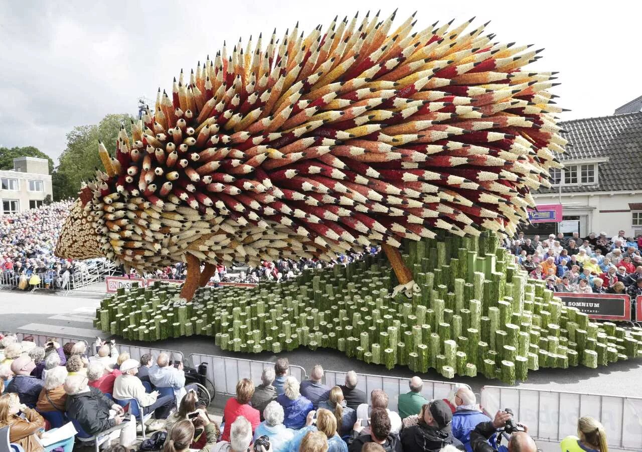 В природе есть удивительные праздники. Парад цветов Bloemencorso в Голландии. Corso Zundert парад Ван Гог. Цветочные инсталляции. Необычные инсталляции.