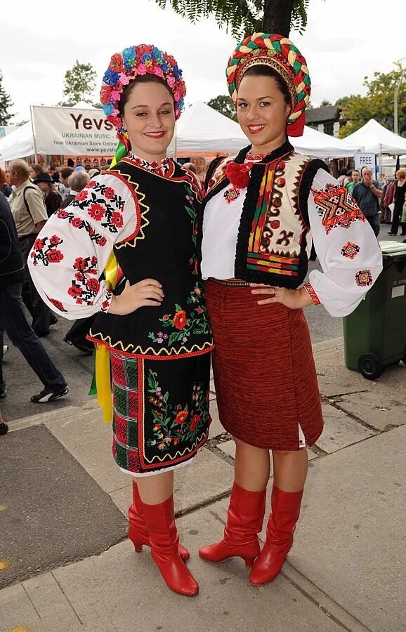 Украинская одежда 6. Украинский костюм. Украинский костюм женский. Украинский национальный наряд. Украинский народный костюм.