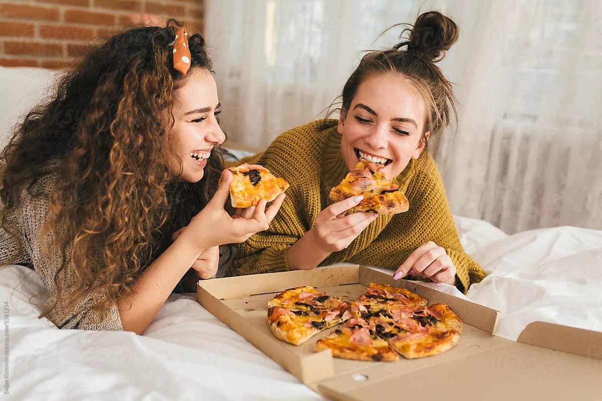 They were eating. Подруги с пиццей. Кушать пиццу. Человек пицца. Фотосессия с пиццей.