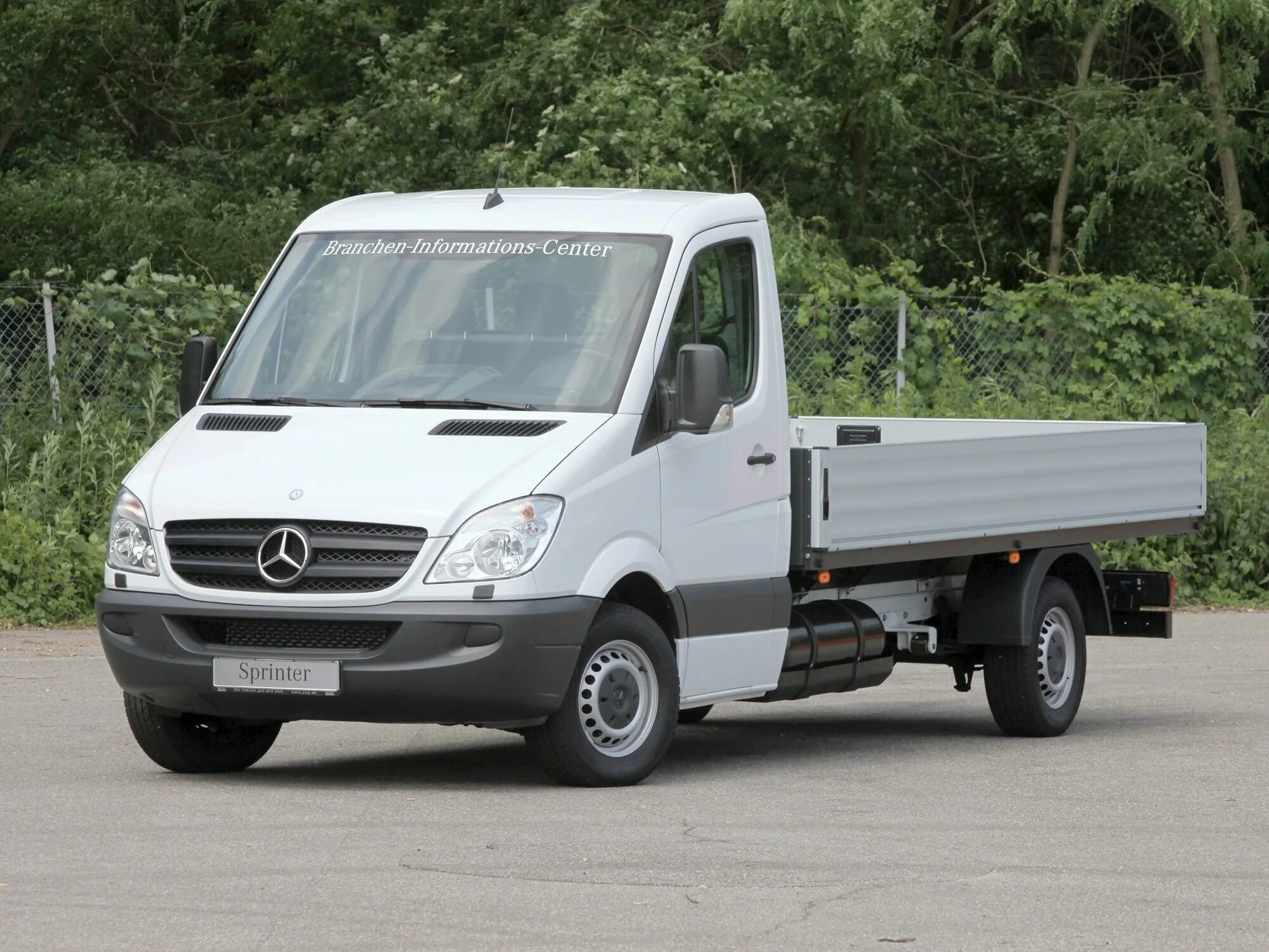 Мерседес спринтер бортовой. Mercedes-Benz Sprinter грузовой бортовой. Мерседес Бенц Спринтер бортовой. Mercedes Benz Спринтер бортовой. Мерседес Спринтер грузовой бортовой.