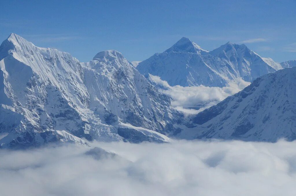 Цвет гималаи. Гималаи. Горы Гималаи. Снежные горы Гималаи. Гималайские горы в снегах.