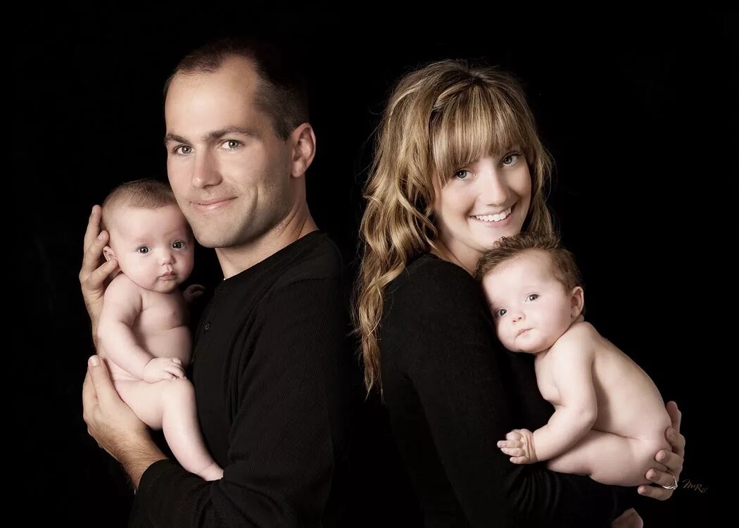 Мама папа близнецы. Семейная фотосессия с двойняшками. Фотосессия двойняшек с родителями. Семья с младенцем. Семья с двойняшками мальчик и девочка.
