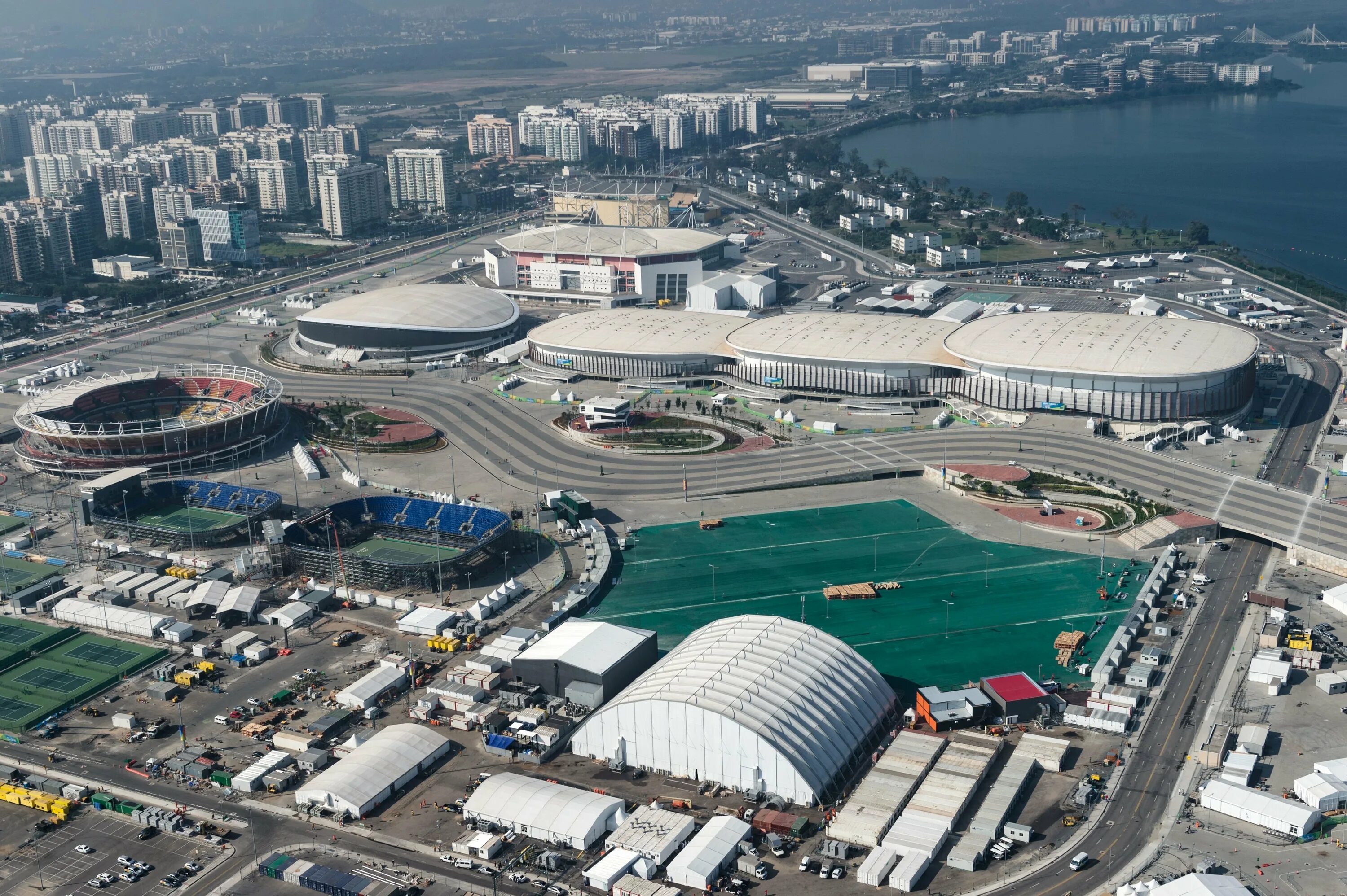 Рио де жанейро церемония закрытия игр. Олимпийская деревня в пекине. Олимпийский парк в рио де жанейро. Китай пекин олимпийская деревня. Олимпиада в пекине салют.
