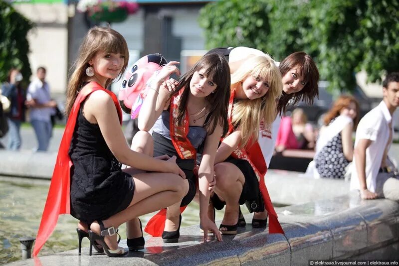 пьяные выпускницы. девушки на выпускном. девочки после выпускного. девочки после выпускного. девушки выпускницы.