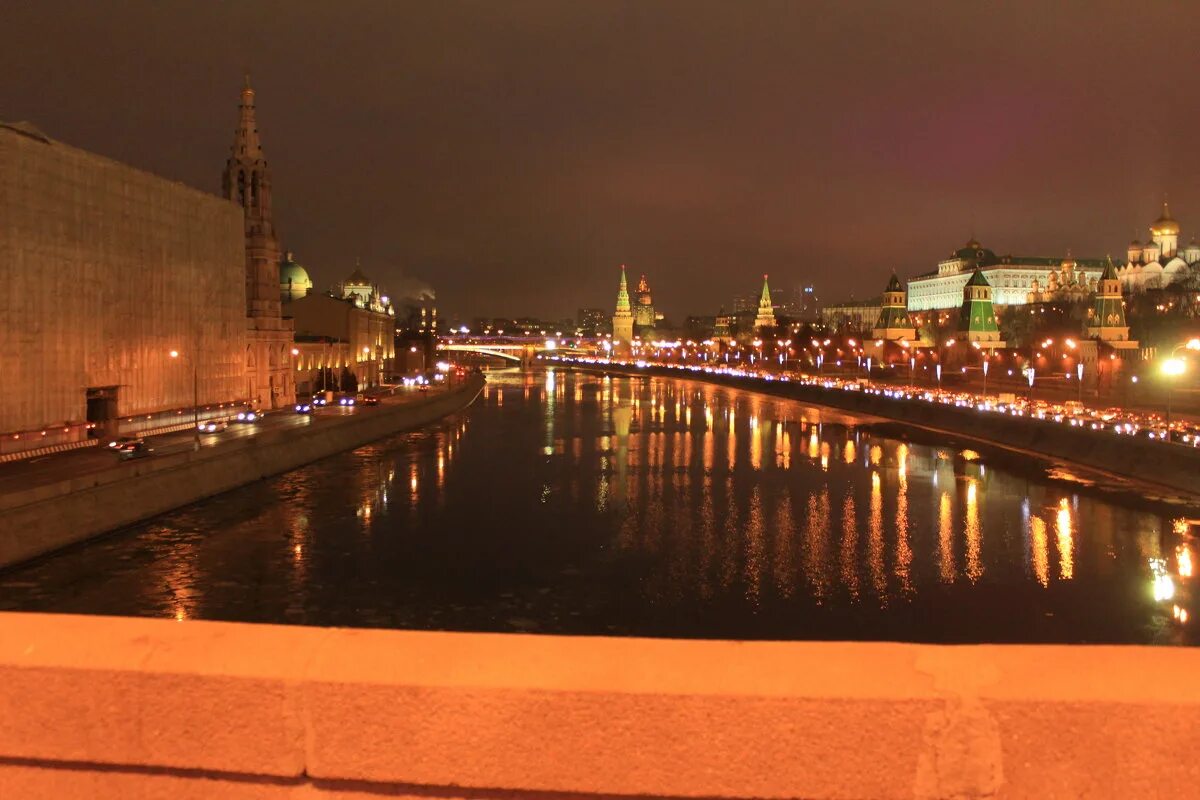 Вечерняя москва выпуски. Слива вечерняя Москва. Вечерняя Москва крепок. Вечерняя Москва 03.03.14. Москва вечером фото людей.