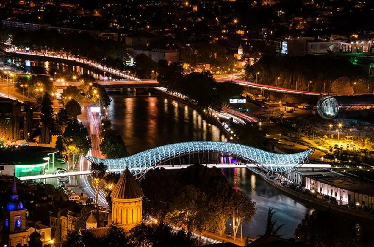 Мост в грузии. Вечерний Тбилиси Грузия. Мост влюбленных Тбилиси.