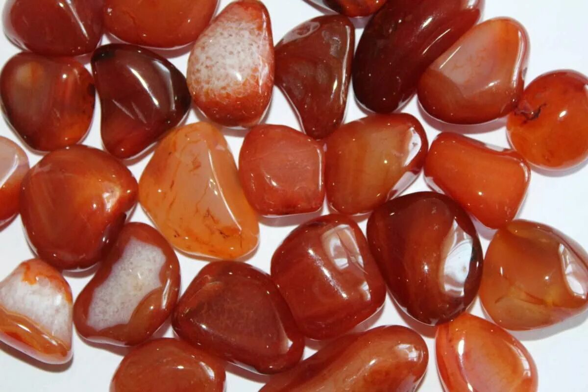 Сердолик амулет. Украшения из сердолика. Сердолик карнеол. Сердолик карнеол. Сердолик полосчатый камень.