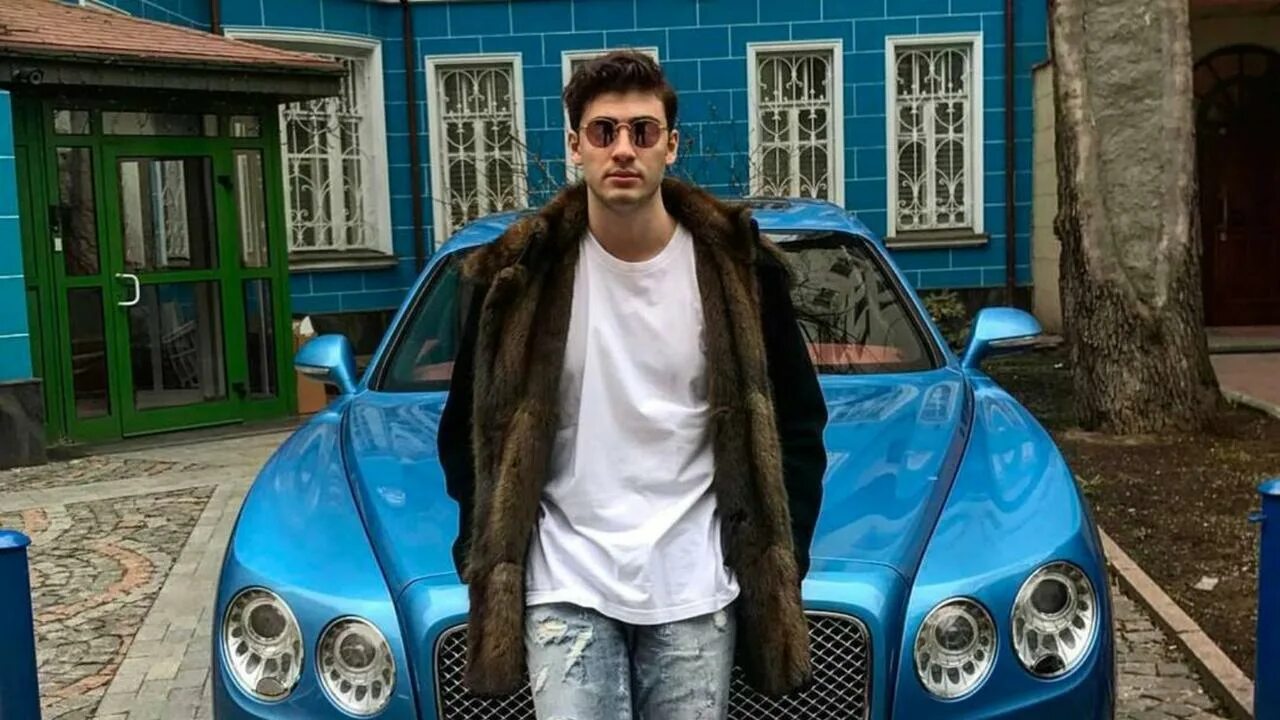 Младший сын мэра рузанова читать. Сережа саркисов младший.