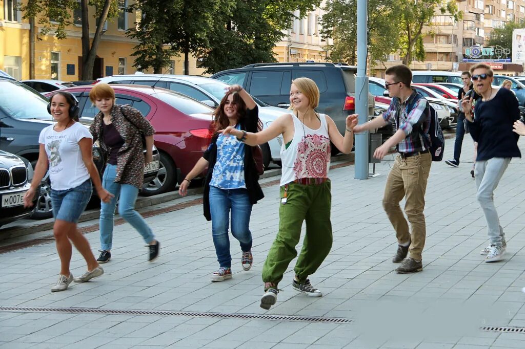 S walk танец. Танцевальные прогулки в перми. Танцевальная прогулка в наушниках. Walk dance. Танцевальная прогулка в наушниках.