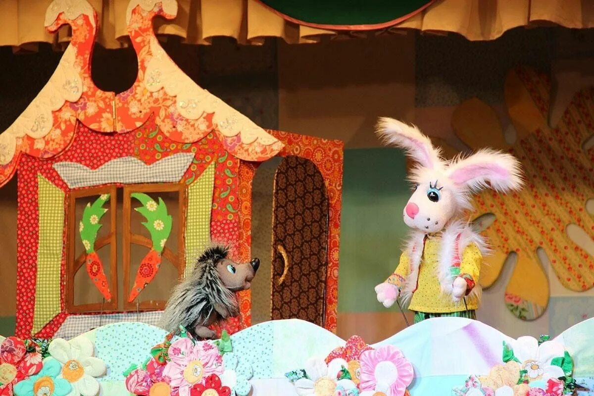 Спектакли для детей 4 лет. Лиса и заяц сказка театр. Кукольный спектакль Остафьево. Театр кукол. Кукольный театр для детей.