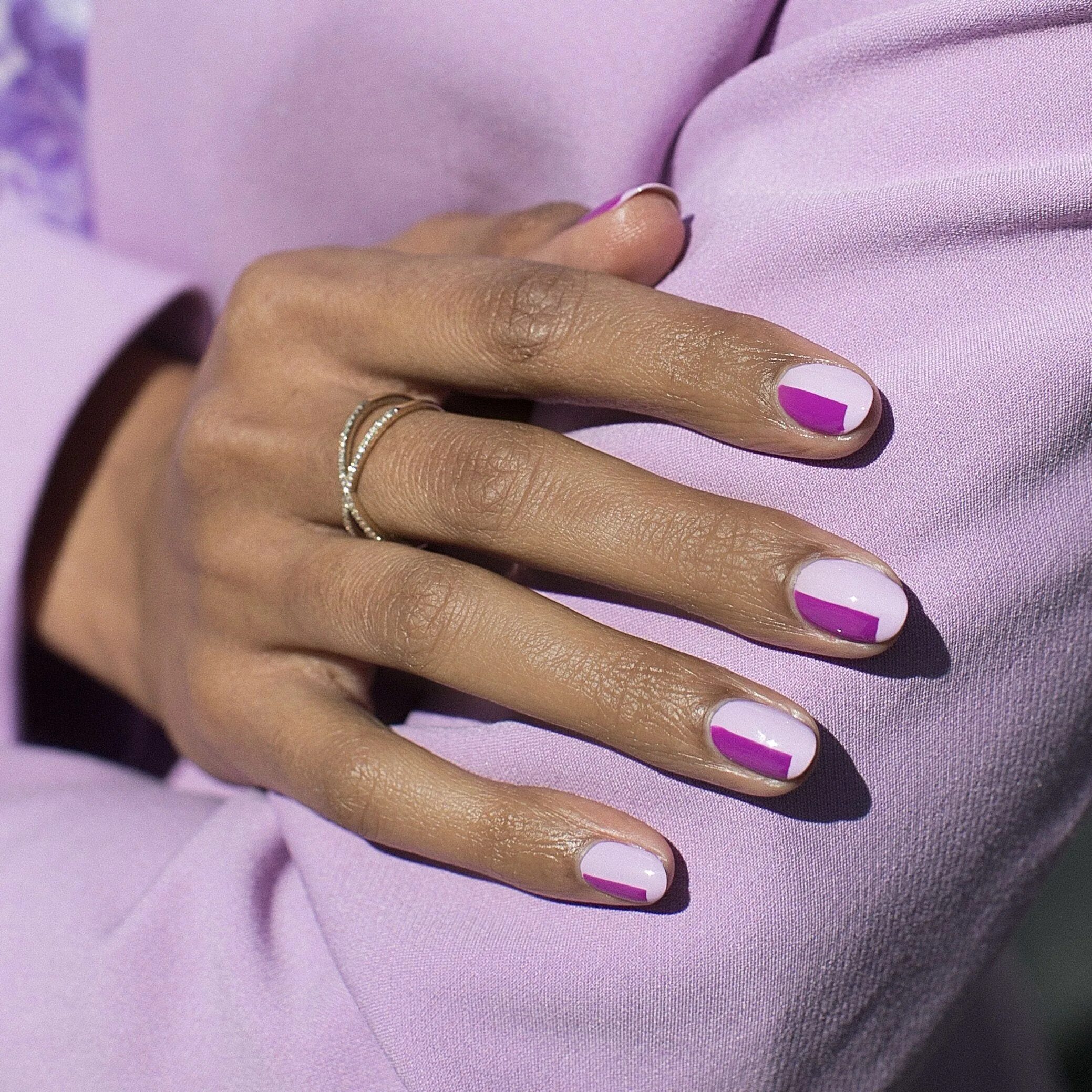 Ногти актуальные цвета. Ярко фиолетовый маникюр. Лиловые ногти. Ногти фиолетового цвета. Красивые цвета для маникюра.