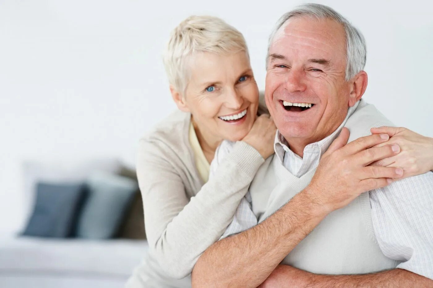 The older the better. Пожилые люди улыбаются. Довольные пожилые люди. Пожилые люди с улыбкой. Пожилая пара улыбается.