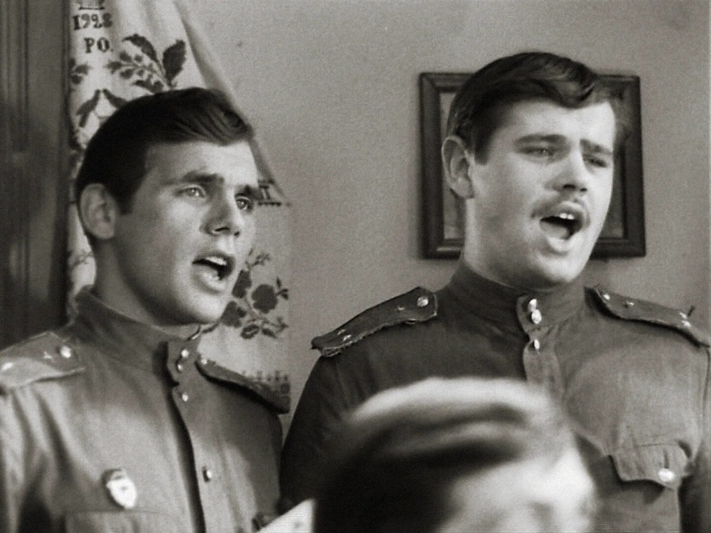 Григорий гладий в бой идут одни старики. Виктор смуглянка. Смуглянка в бой идут. Смуглянка в бой идут. Фильм смуглянка молдаванка.