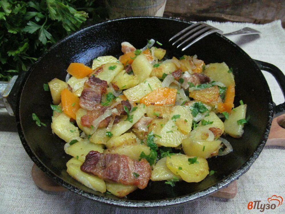 Картофель с жареной грудинкой. Жареная картошка с грудинкой. Жареная картошка с грудинкой на сковороде. Рецепт картошки с грудинкой на сковороде. Жареная картошка с грудинкой.