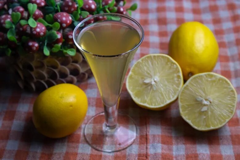 Классический лимончелло. Лимонный ликёр Limoncello. Игристый Лимончелло. Настойка Лимончелло.