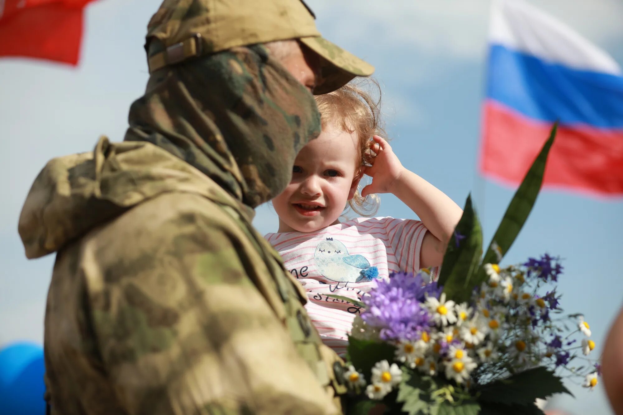 Муж пришел с сво. Семья военного. Военный с ребенком. Дети военнослужащих. Семья военнослужащего.