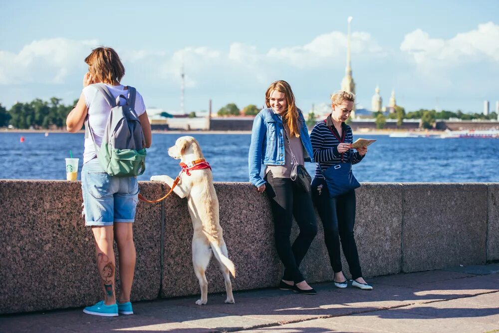 Образ для прогулки по питеру. Эко отпуск. Пляж петропавловской крепости. Девушка на катере. Петербург лето люди.