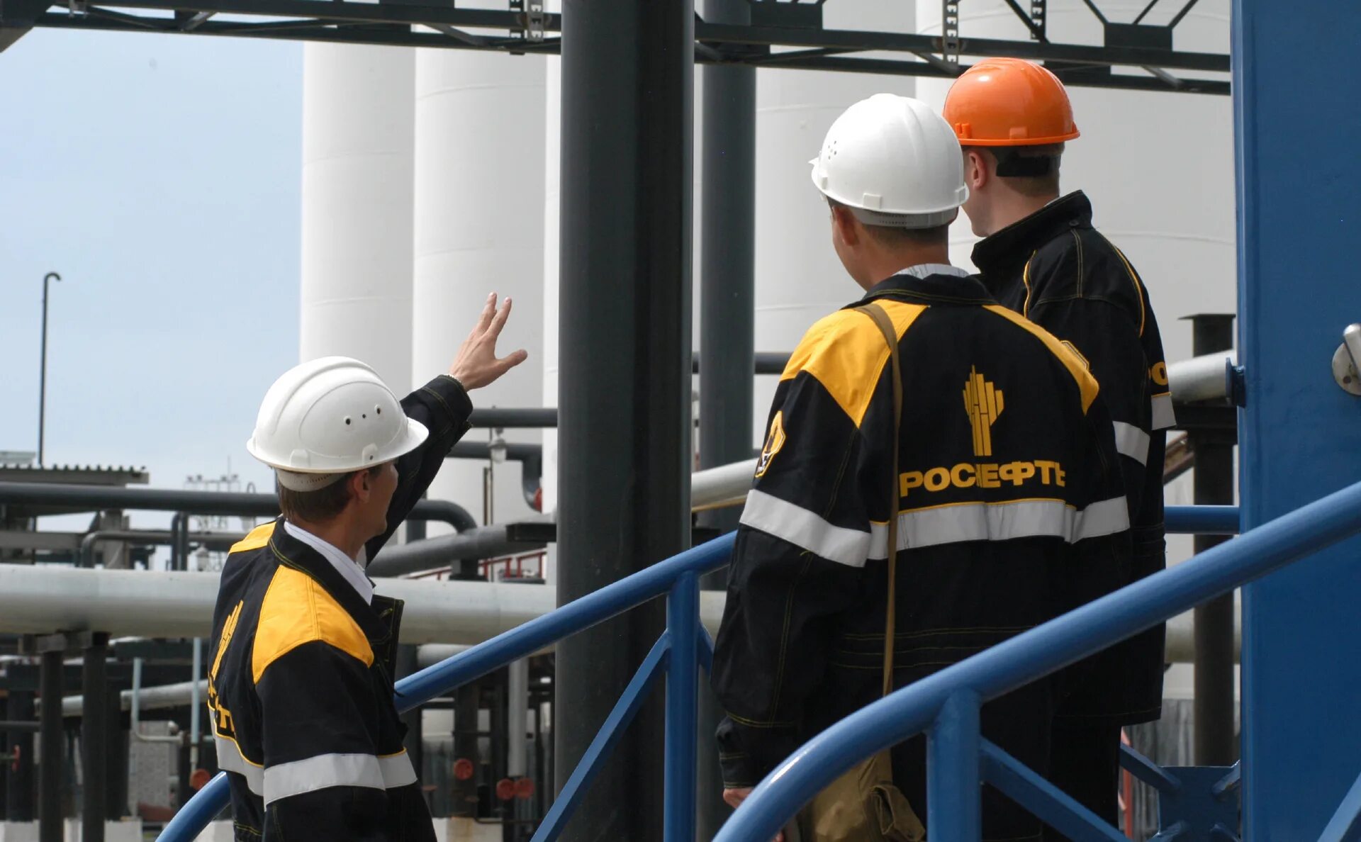 Роснефть работники. Уставной капитал иркутской нефтяной компании. Нефтяная вышка. Тендеры нефтяной компании. Тендеры нефтяной компании.