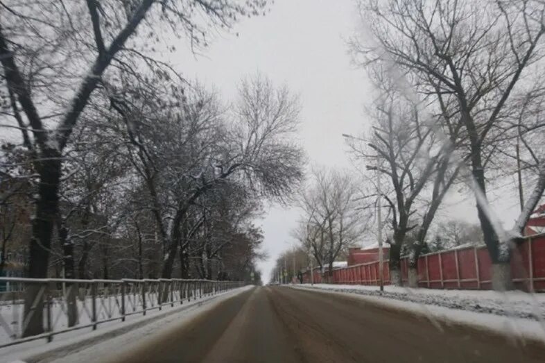 Снег в Новочеркасске. Новочеркасск снегопад. Пасмурная зима Новочеркасск. Сильный снег в Новочеркасске. Погода на апрель новочеркасск