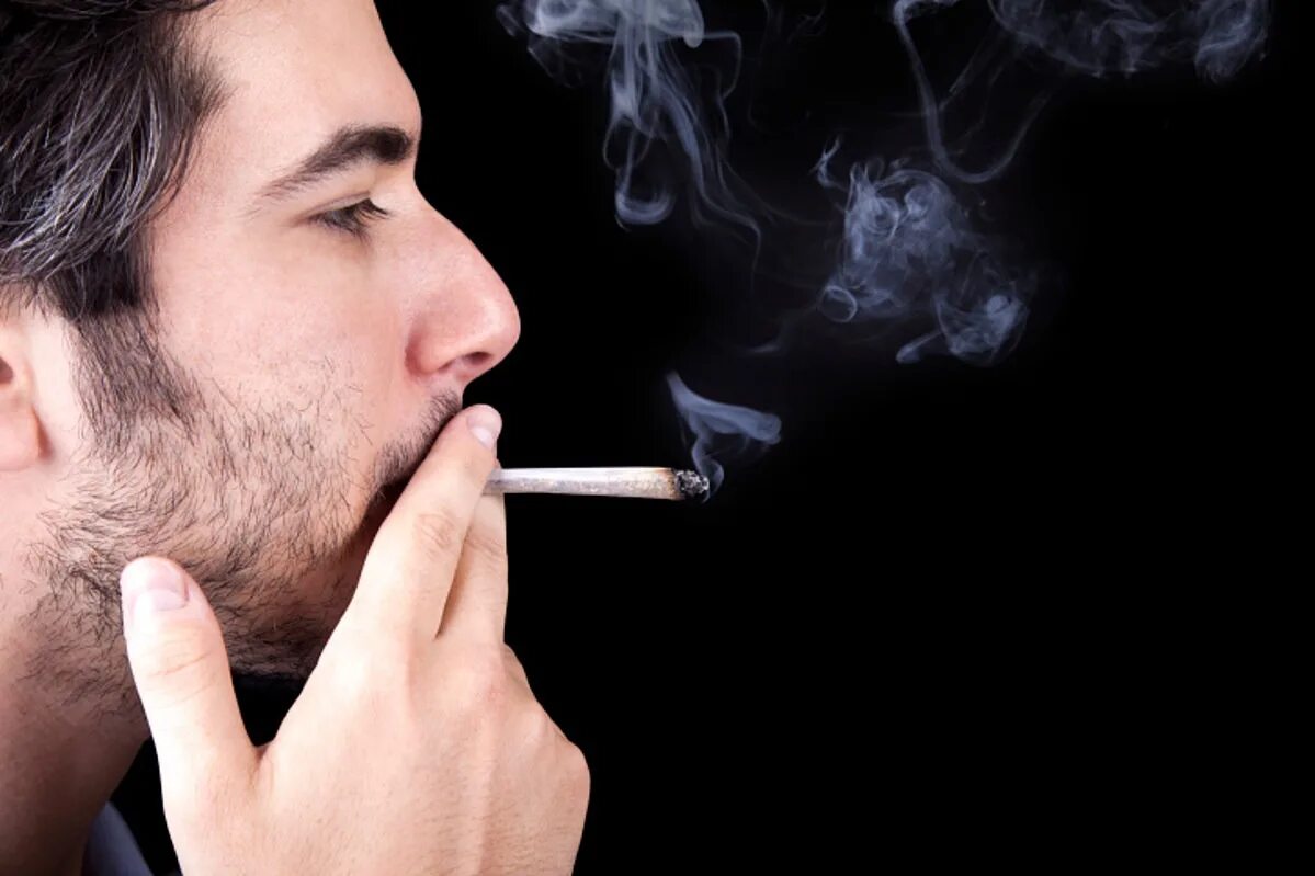 Курящий сигарету. Виктор Сиднев певец. Человек с сигаретой. Мужчина курит. Курящий мужчина.