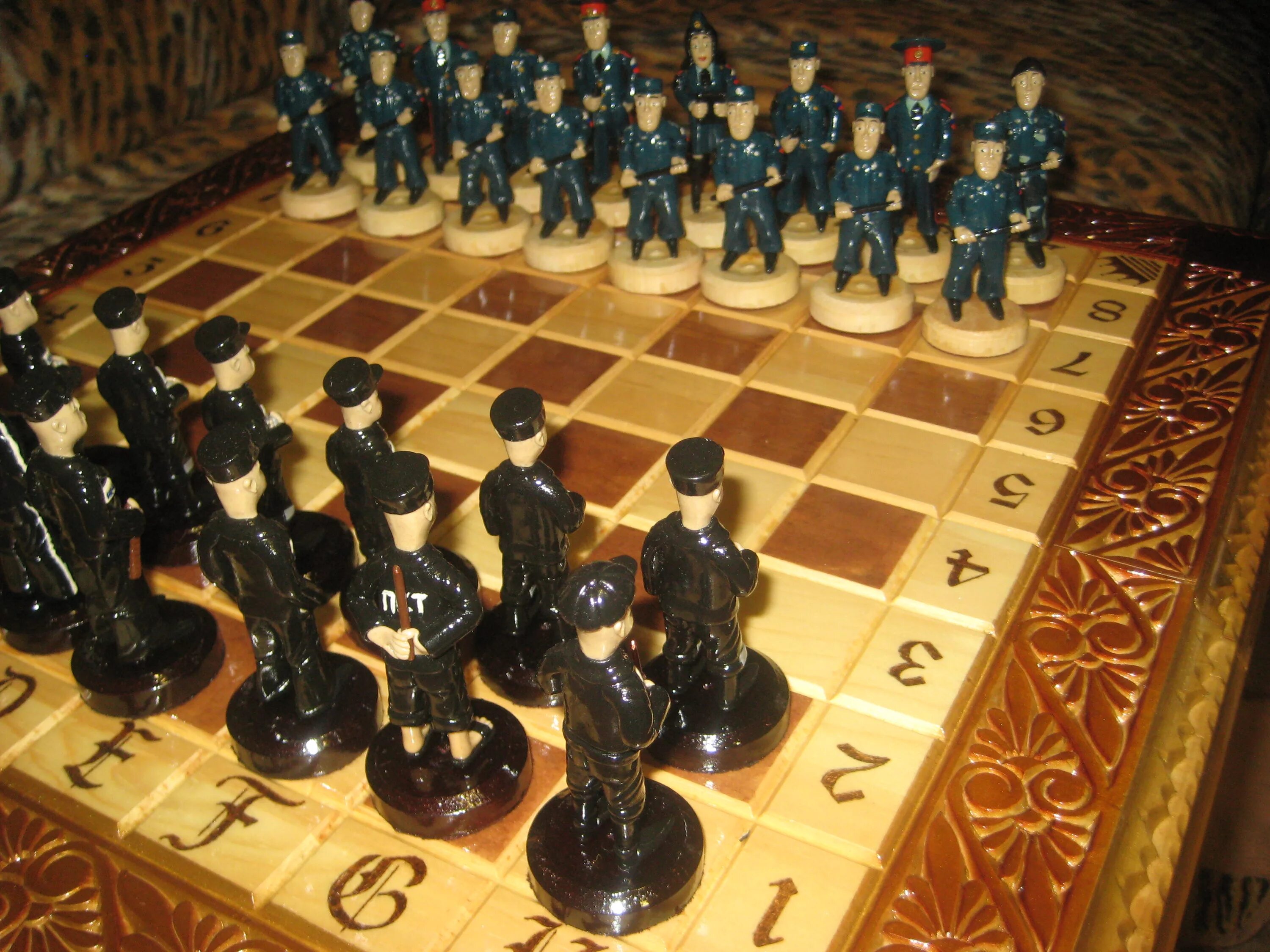 шахматы зеки. шахматы менты. шахматы из мякиша. шахматы зеков из хлеба. шахматы из тюрьмы.