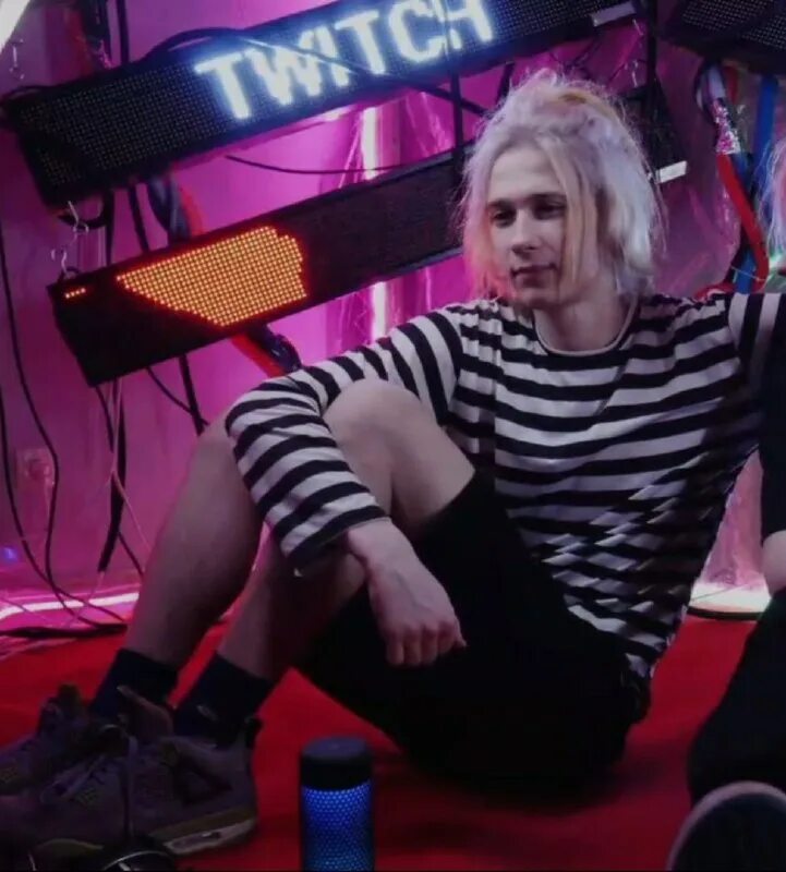 женя крутит мир