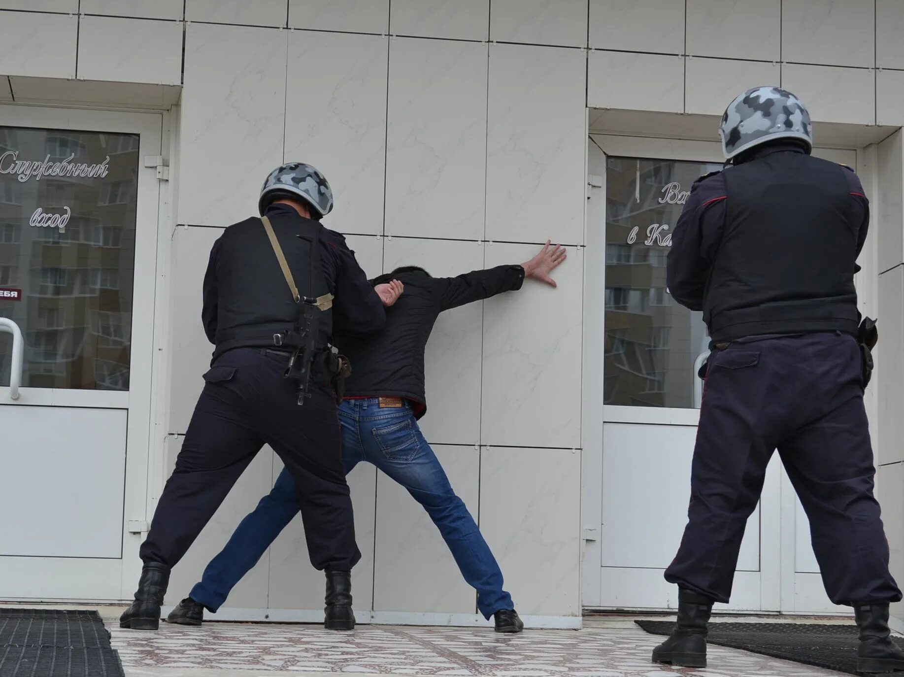 ГБР вневедомственная охрана. Полиция задерживает преступника. Охрана задержала преступника.