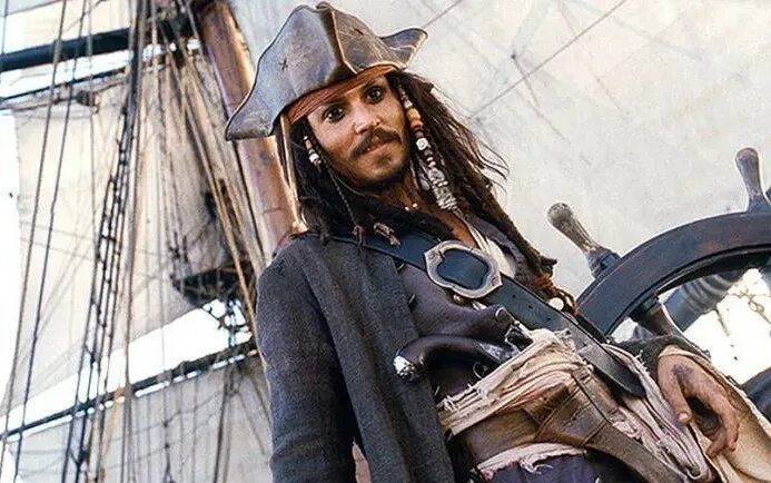 Грей стоял у штурвала. Капитан Джек Воробей черная Жемчужина. Джонни Депп пираты Карибского моря. Капитан Джек Воробей на корабле чёрная Жемчужина. Пират Джек Воробей на корабле.
