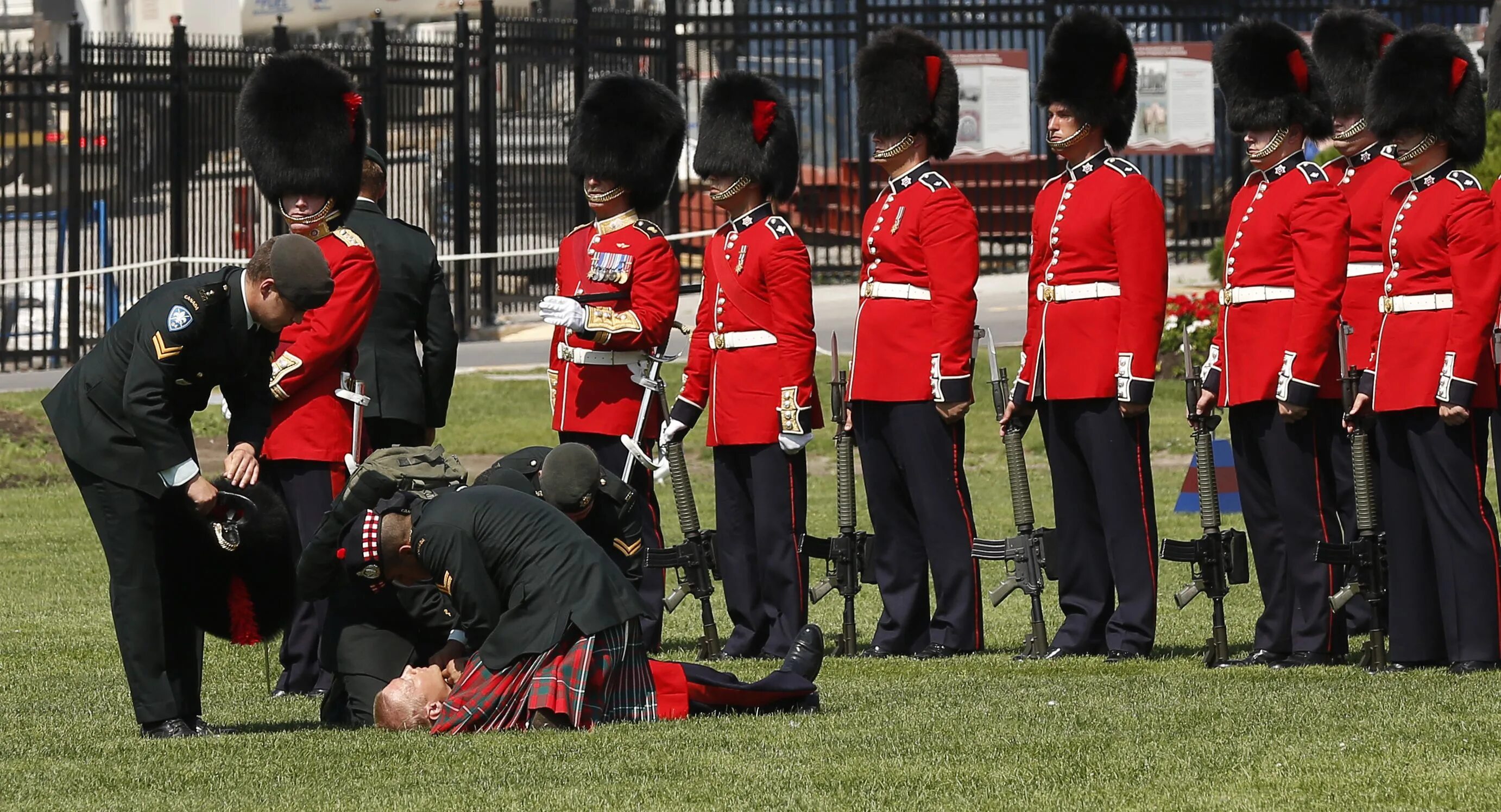 неделя караула. королевская гвардия канады. гвардейцы букингемского дворца. неделя караула. неделя караула.