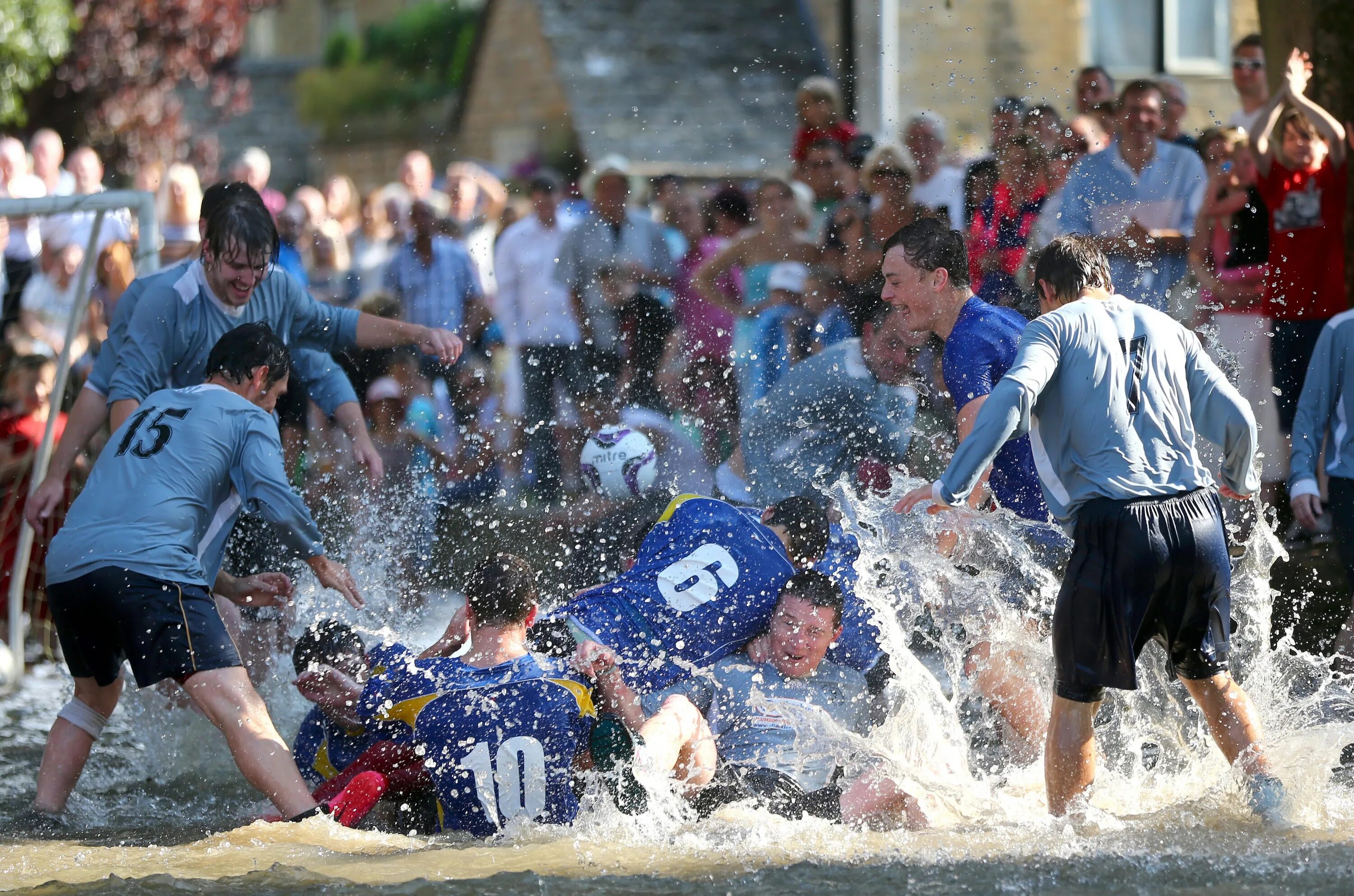 26 августа 2013. Водный футбол. Футбол на воде. Речной футбол. Футбол у реки.