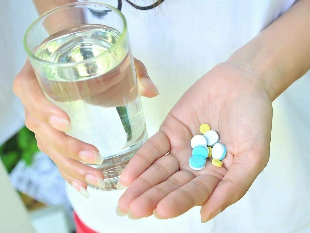 Запивая водой капсулы. Прием лекарств. Таблетки и стакан воды. Пить лекарственных и таблетки.