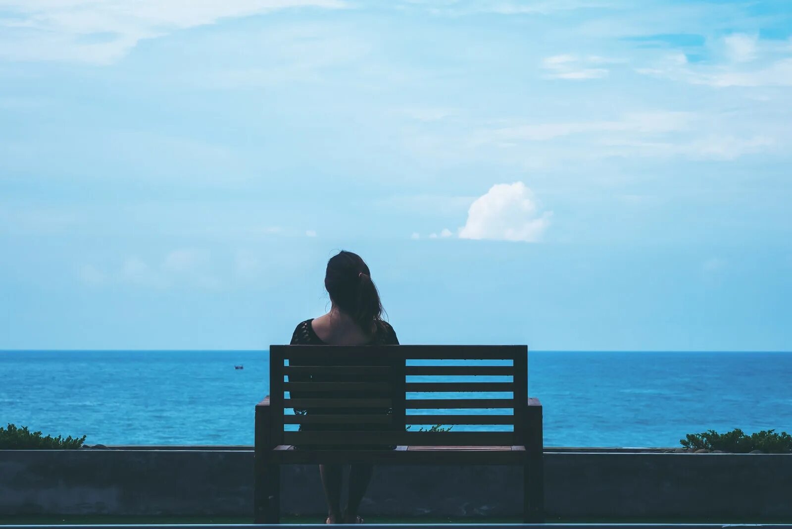 Afraid to be alone. Одиночество лето. Девушка за столиком перед морем. Одиночество девушка спиной. Sad waiting.