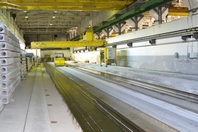 машиностроительная промышленность. 21 век производство. компьютер на заводе. инновации в промышленности. рав 4 на заводе тойота.