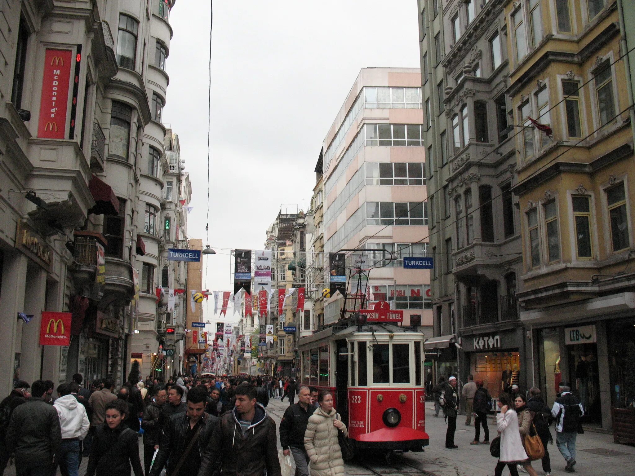 Улица Истикляль и Таксим в Стамбуле. Торговая улица Стамбула Истикляль. Площадь Истикляль. Панорамный Стамбул Таксим (Taksim).